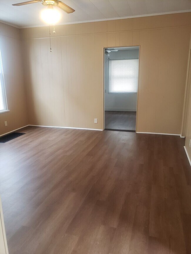 Building Photo - Inviting 3-Bedroom Residence with Modern A...