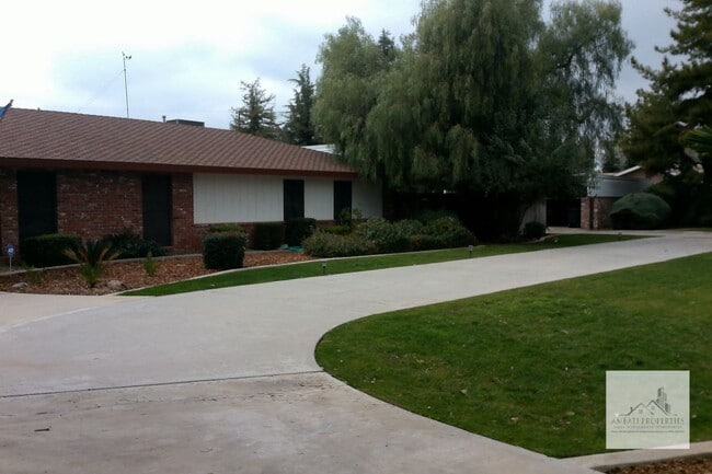 Building Photo - Beautiful 4 Bedroom 3.5 Bath in Madera