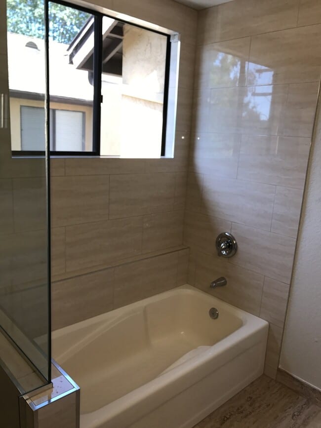 Foto del edificio - West of Hwy 101 Encinitas!  2bd 2.5 ba end unit!