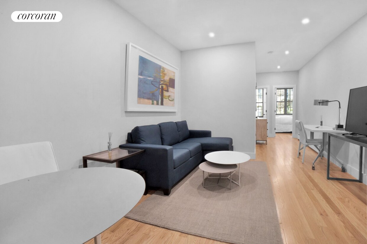 Foto principal - 323 E 93rd St
