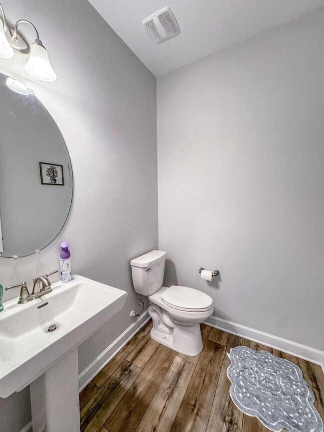 Building Photo - Stunning 4 Bed Home with Fenced Backyard