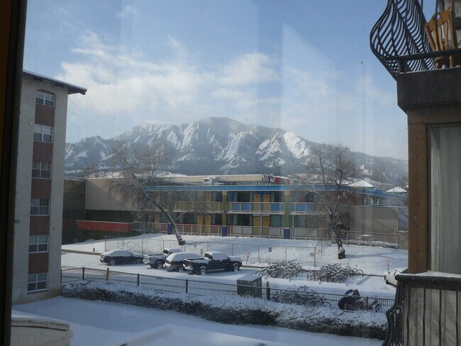 View Flatirons - 805 29th St