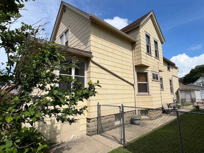 Foto del edificio - 2446 Lewis St