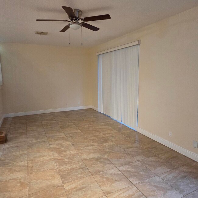 Building Photo - 2791 S Evergreen Cir