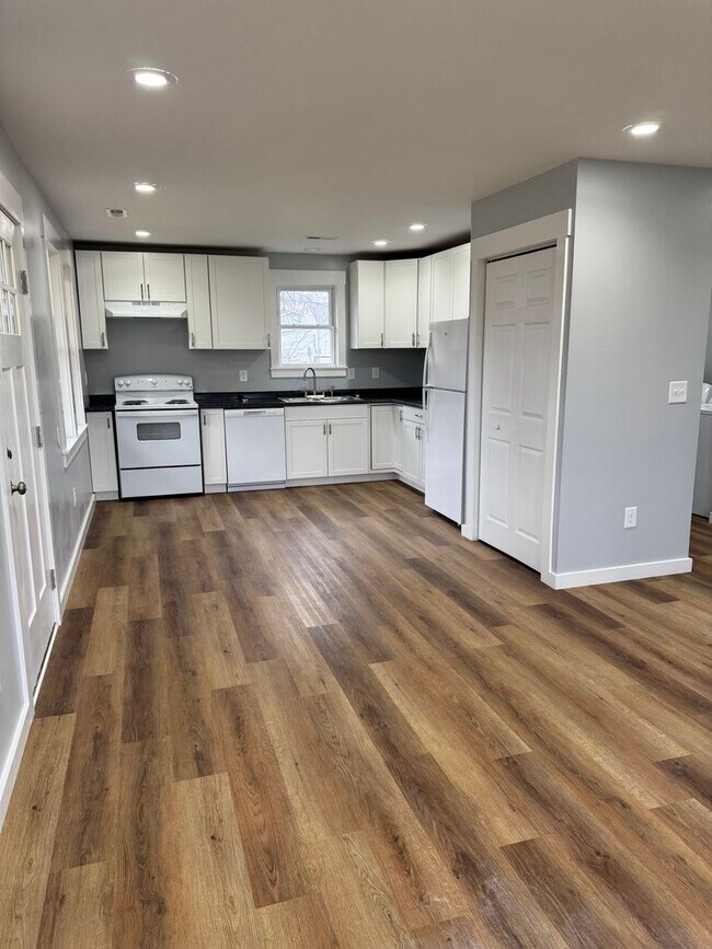 Building Photo - 913 E Myrtle Ave