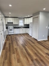 Building Photo - 913 E Myrtle Ave