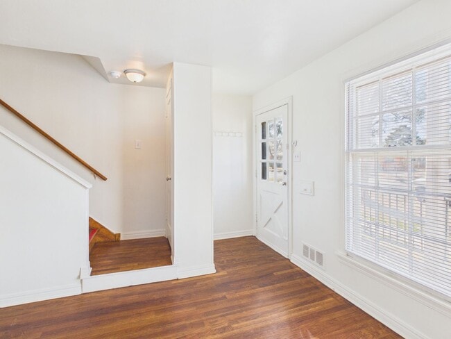 Building Photo - Cute 2 bed 1 bath with a basement you don't want to miss!