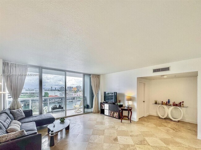 Foto del edificio - 7929 West Dr