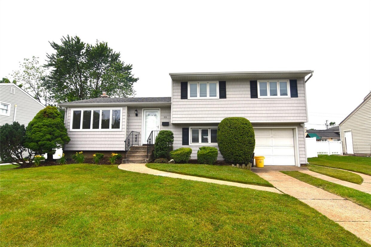 Primary Photo - 33 Sylvia Ln