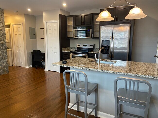 Rincón de cocina y oficina perfecto para trabajar desde casa. - 2576 Sherman Ave NW