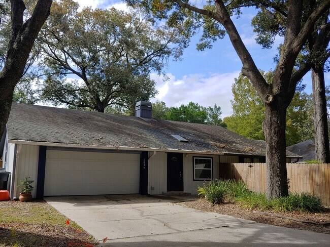 Building Photo - BEAUTIFUL 3/2 in Fairfield Manor!