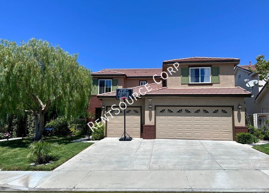 Primary Photo - 4 bed+ Loft and Office, 3 bath Pool Home f...