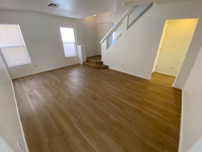 Building Photo - Great 4 bed/2.5 bath home located in the Southern area
