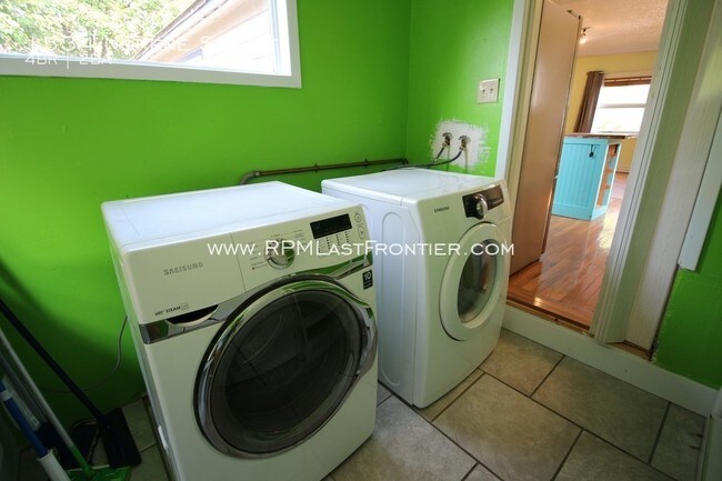 Foto del edificio - Bright Ranch Style 4 Bed Home W/ Fenced Yard