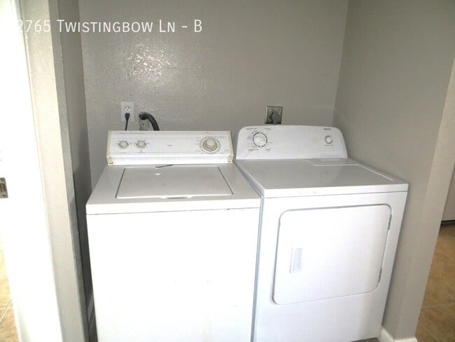 Foto del edificio - 2765 Twistingbow Ln