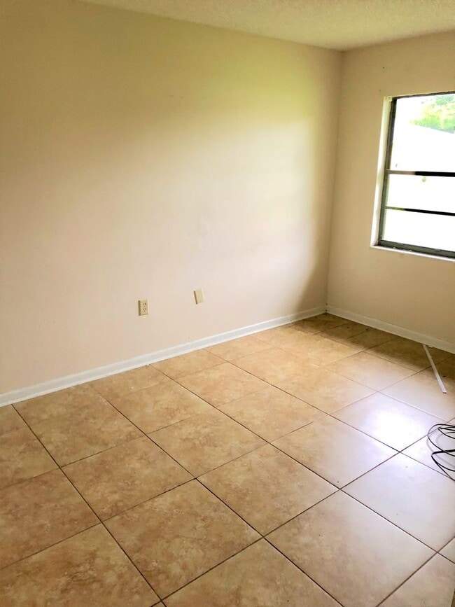 Foto del edificio - SPACIOUS 3BR/1.5BA Duplex! Convenient Loca...
