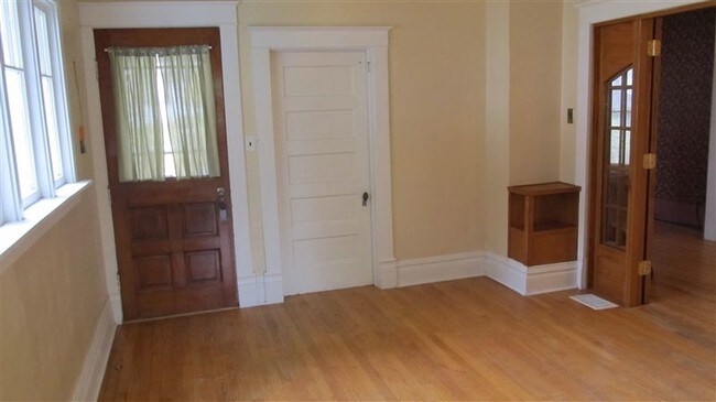 Building Photo - 3 br, 1 bath House - 469 Harter St