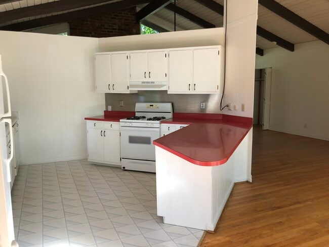 Building Photo - 206 Oleander Rd