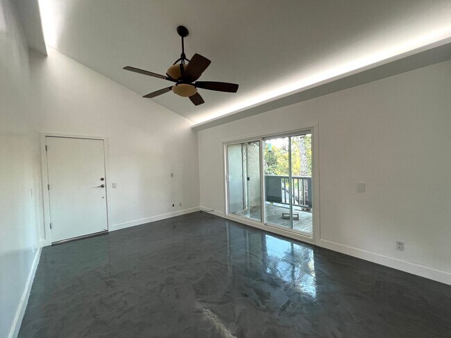 Foto del edificio - Clean 2 bedroom condo located near downtown Fullerton
