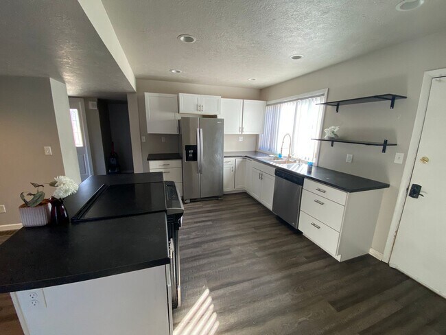 Foto del edificio - AVAILABLE NOW: GORGEOUS TOWNHOME $2,000/Month