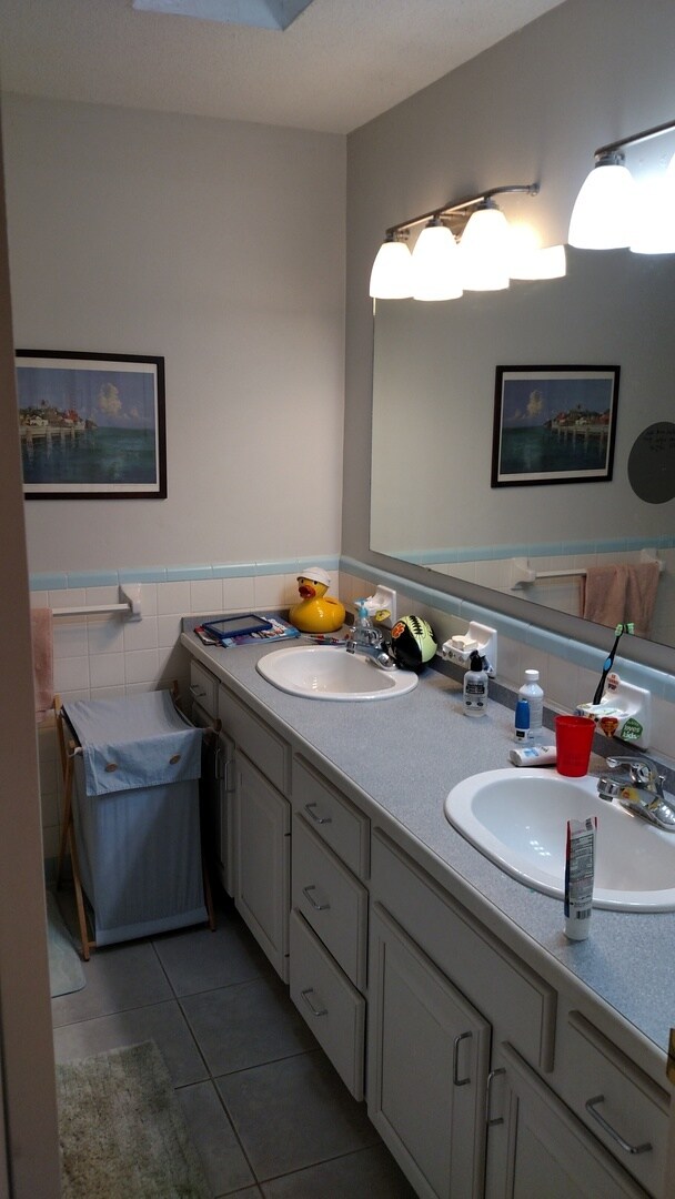 Foto del edificio - Beautiful 4/2.5 home in quiet neighborhood