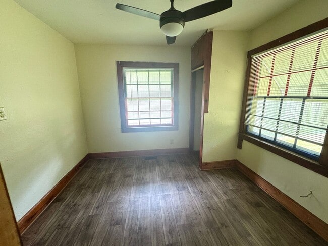 Building Photo - 2 Bedroom / 1 Bath House located on Bertli...