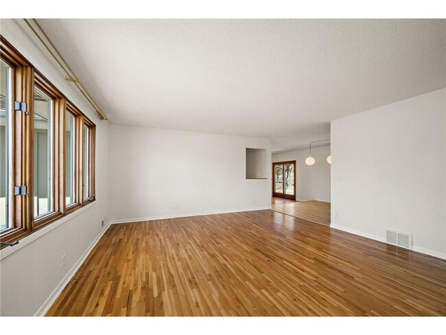 Foto del edificio - 953 Redwood Dr
