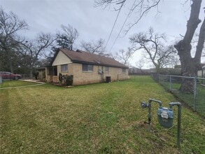 Building Photo - 1165 Lake St