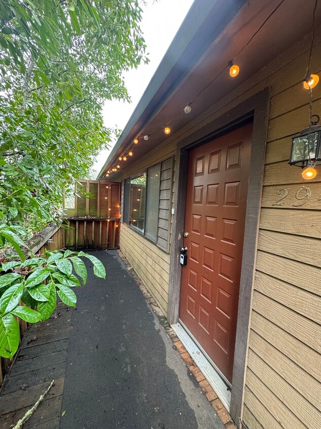 Foto principal - Great 2bd/1bth Duplex in the South Hills ~...