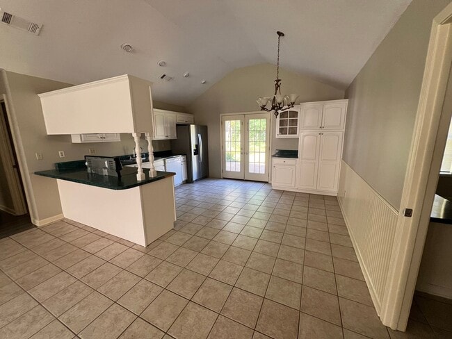 Building Photo - 3 bed 2.5 bath house with multiple bonus rooms!