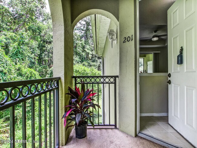 Building Photo - 455 La Travesia Flora