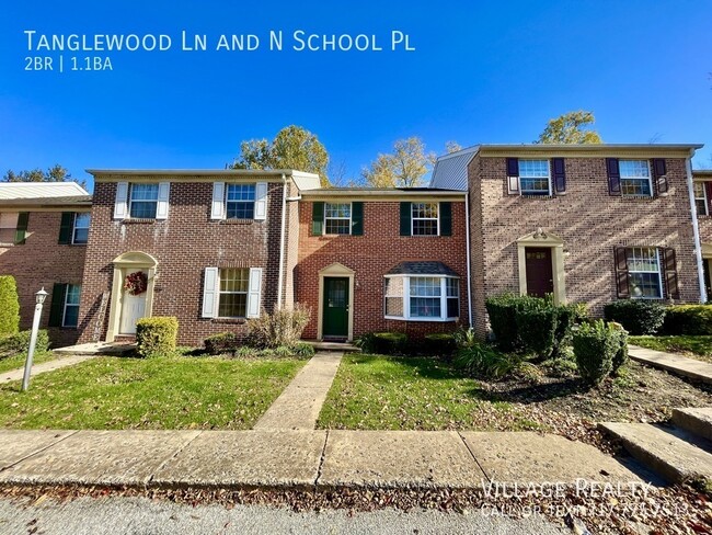 Foto del edificio - Spacious 2-BR Townhome in Dallastown Schoo...