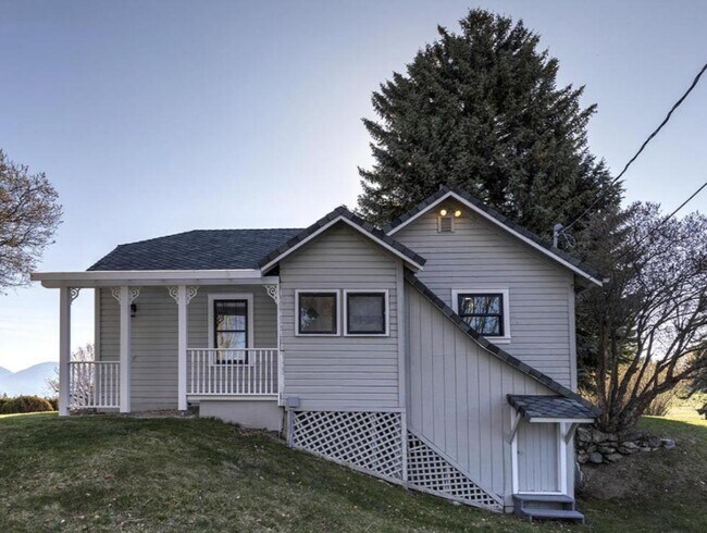 Building Photo - 1613 Hillcrest Dr