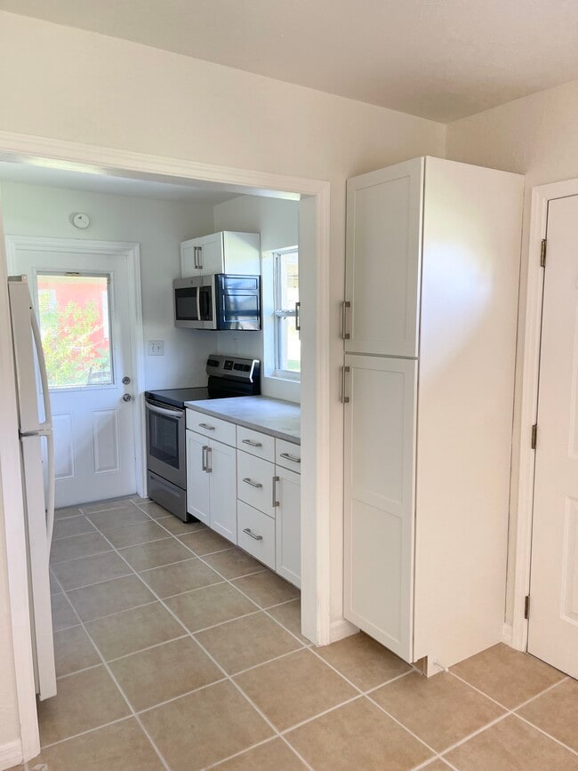 Building Photo - 5940 Dogwood Dr