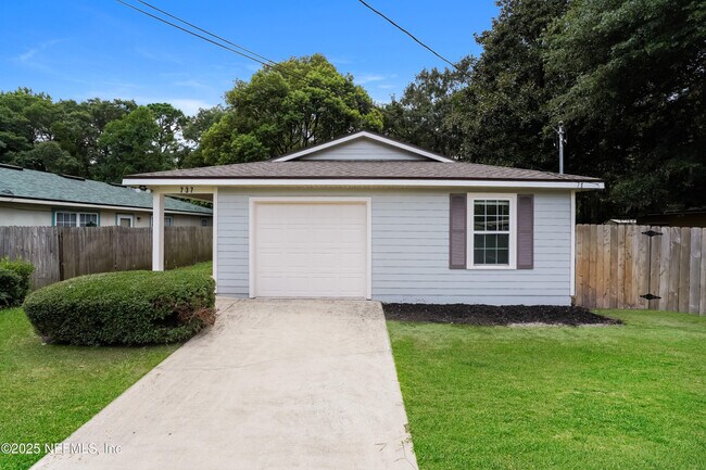 Building Photo - 737 Cypress Ave N
