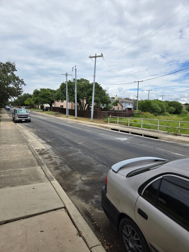 Hay mucho espacio para estacionar en la parte delantera. - 5935 Bronco Way