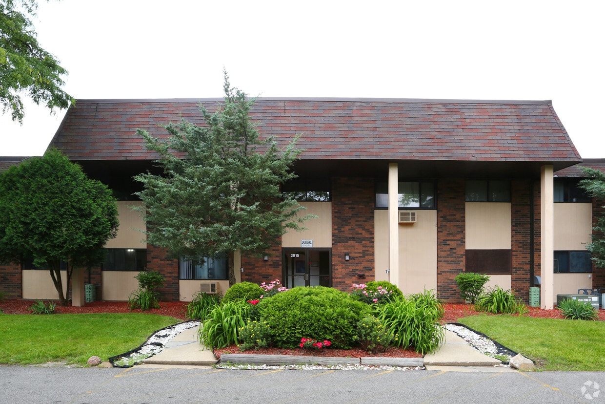 Country Chalet Apartments Apartments in Zion, IL