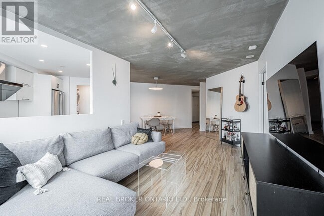 Building Photo - 10 Yonge St