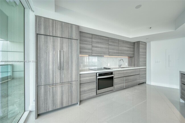Building Photo - 2127 Brickell Ave
