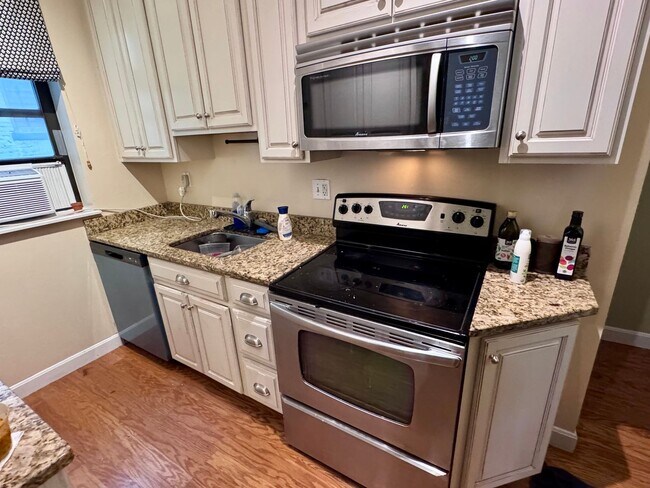 Building Photo - Updated Brighton 2 bedroom with granite co...