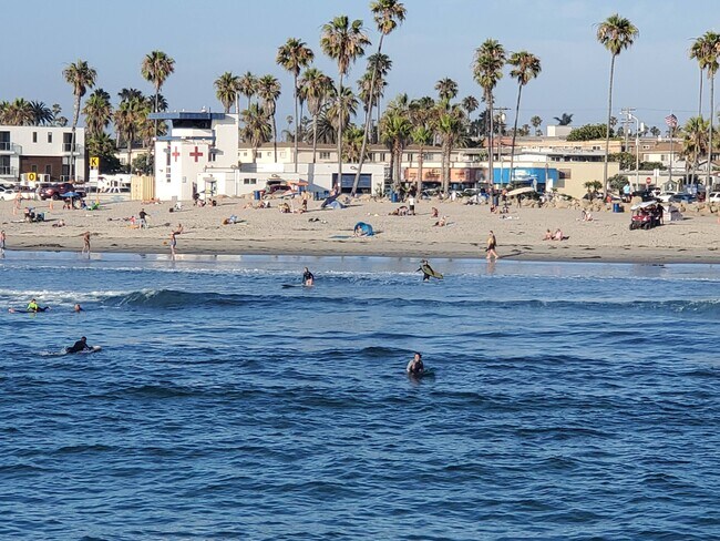 2.5 blocks 3 minute walk to beach - 4870 Del Monte Ave