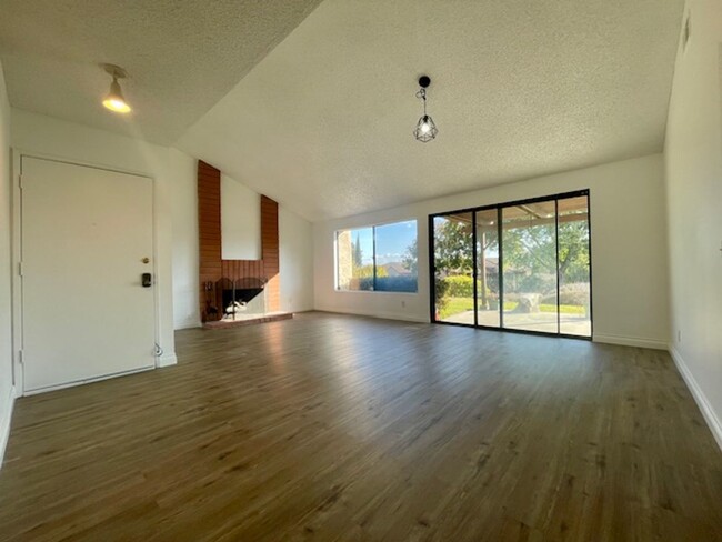 Building Photo - Gorgeously Updated 3 Bedroom Condo in Esco...