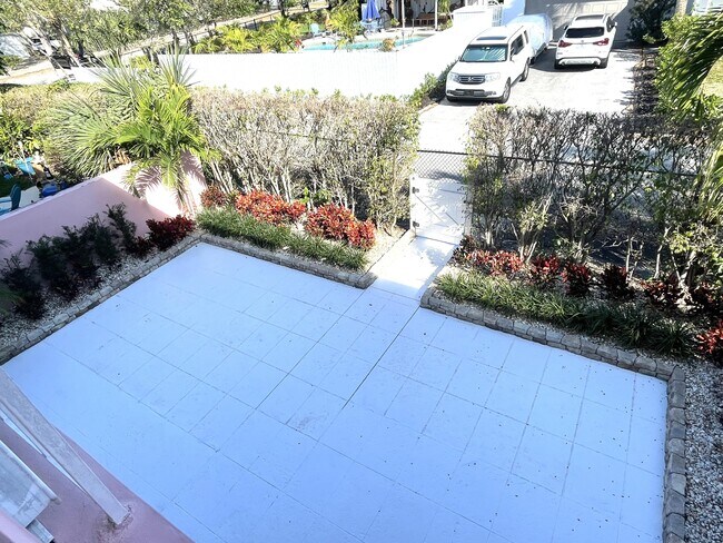 Building Photo - 475 Tequesta Dr