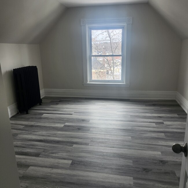 Building Photo - 366 Simcoe St