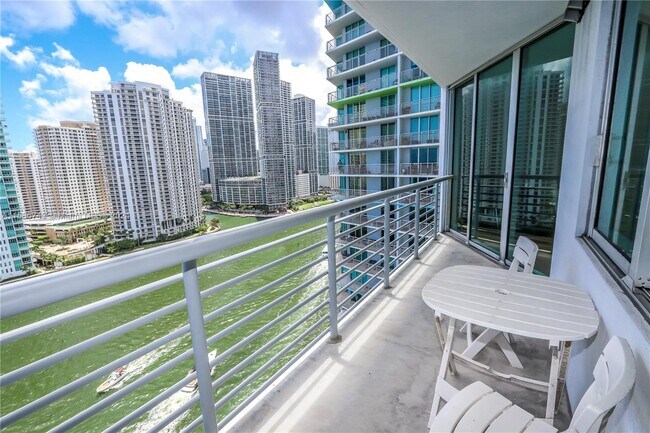 Foto del edificio - 335 S Biscayne Blvd