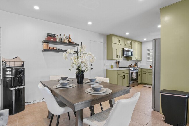 Foto del edificio - 1357 Cornwall St