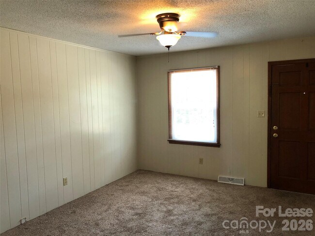 Building Photo - 1411 Roundtree Ln