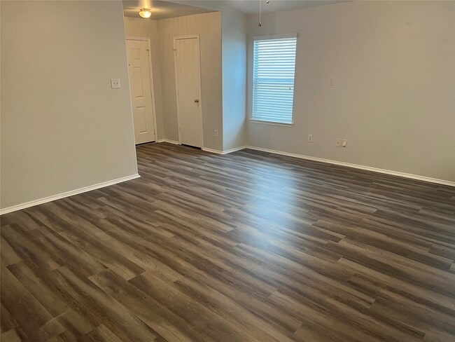 Foto del edificio - 1907 Cold River Dr