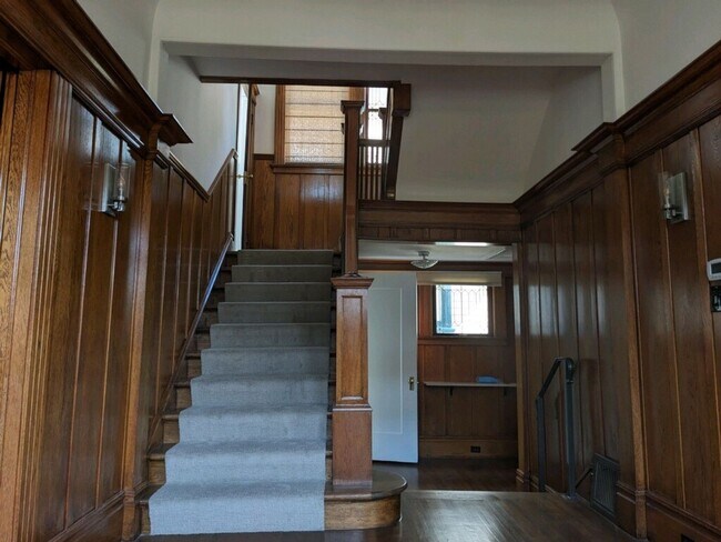 Building Photo - Spacious 4+ Bedroom House in Jordan Park with 2-Car Parking