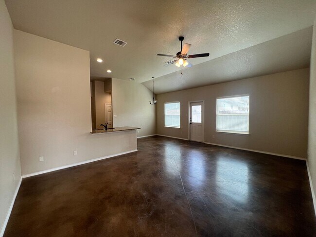 Building Photo - Luxury 3/2 duplex in NBTX